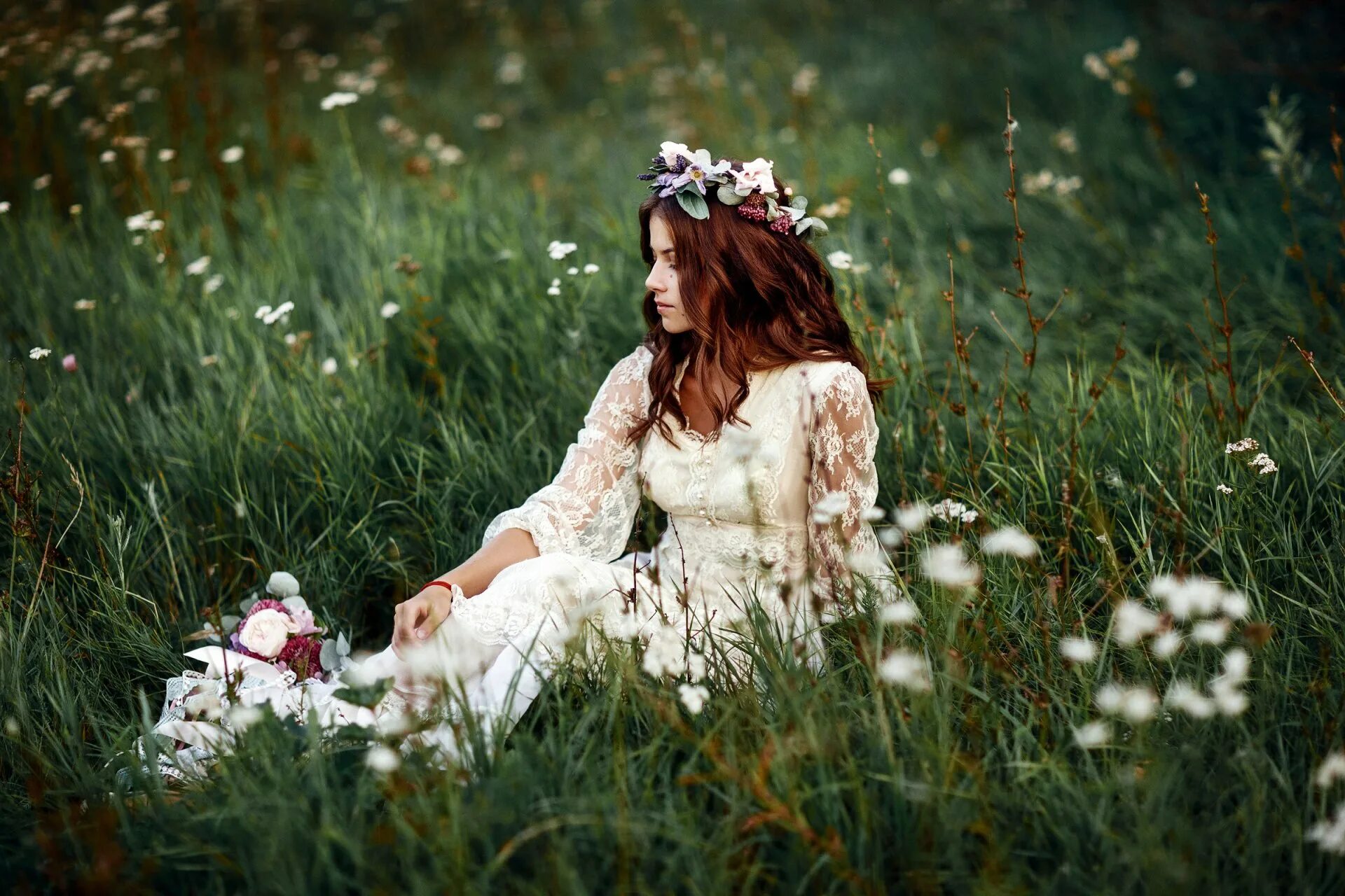девушка в белом платье в цветах. девушка с белыми розами. Malena morgan в белом. девушка в поле с цветами. платье розы.