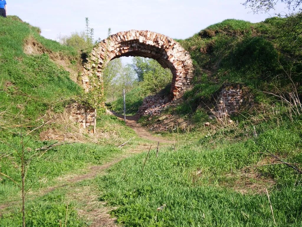 Крепость великие луки. Великолукская крепость Великие Луки. Крепостные ворота Великие Луки. Великие Луки руины. Великолукская крепость Великие Луки достопримечательности.