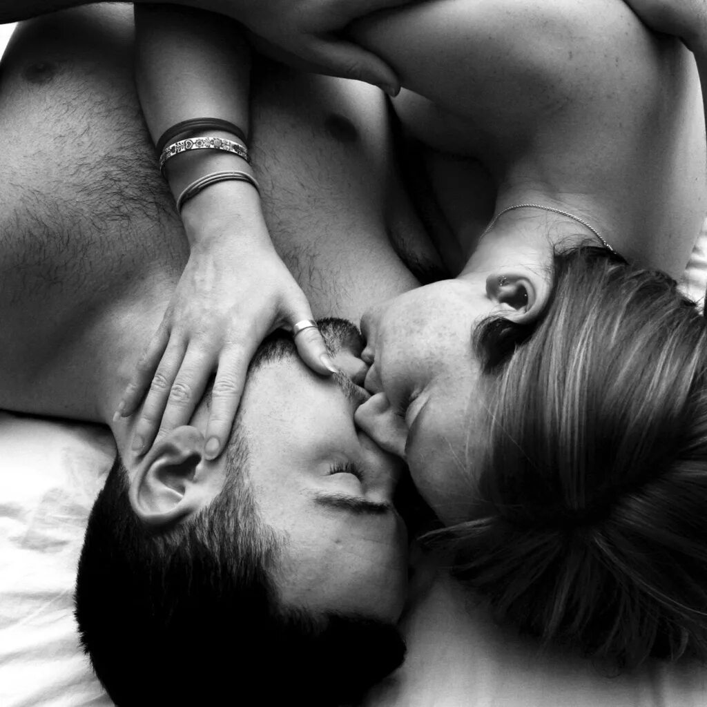 В нежных объятьях. Демоны да винчи постельные сцены. Красивый поцелуй. Мужчина и женщина страсть. Нежность в постели.