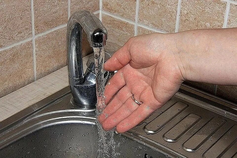 слабая горячая вода. слабый напор воды в квартире что делать. нет напора воды в лейке. слабый напор горячей воды в квартире. напор воды в квартире.