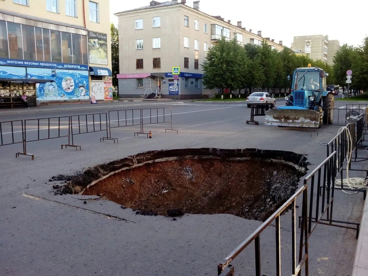Напротив магазина. Асфальт около дома. Асфальт возле здания. Асфальт возле магазина. Напротив остановки.