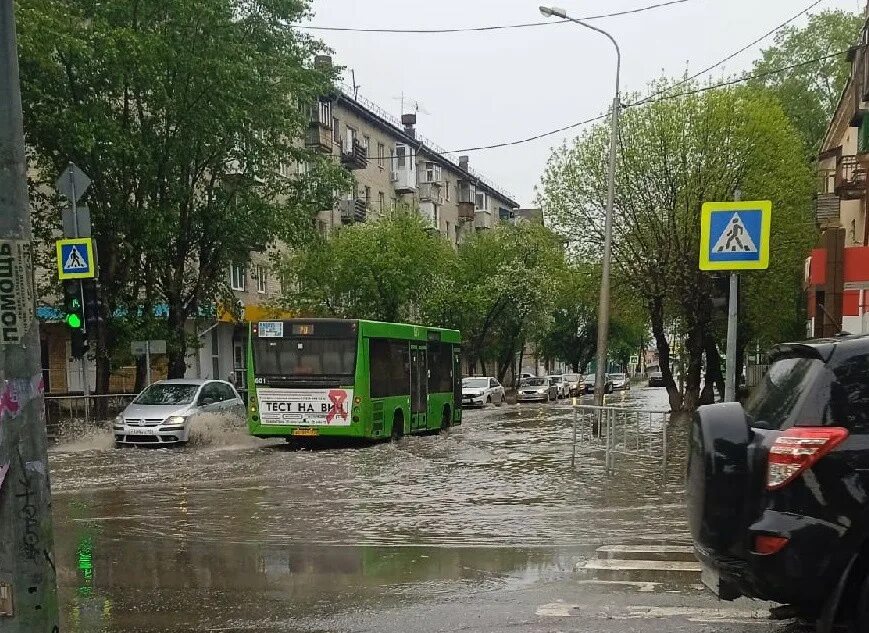 Потоп в тюмени. Улицы после дождя. Тюмень потоп. Ливень фото. Тюмень затопило.