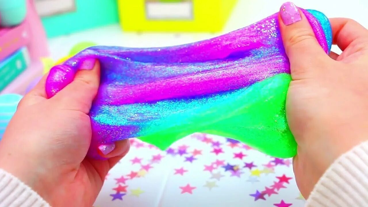 Слайм как играть детям. Ребенок со слаймом. Самодельный слайм. Синий слайм. Слайм игра.