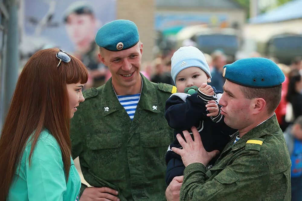 Единовременное военный семья. Семья военного. Контрактники ВДВ. Солдат с семьей. Российский солдат с семьей.