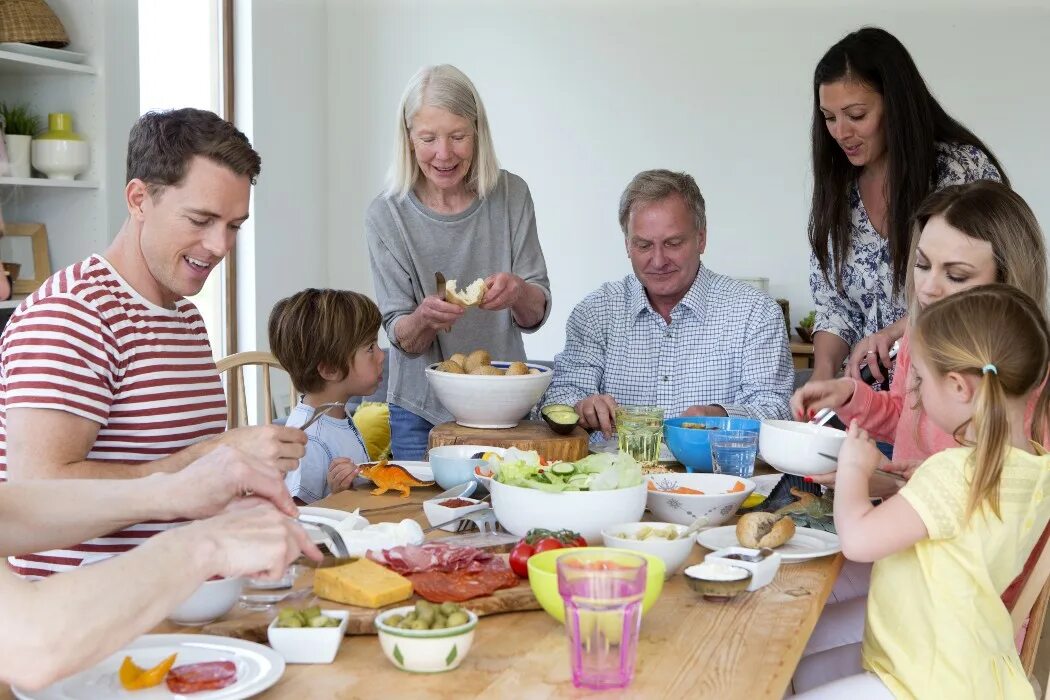 Family round. Семья за столом. Большая семья за столом. Дружная семья за столом. Счастливая семья за столом.