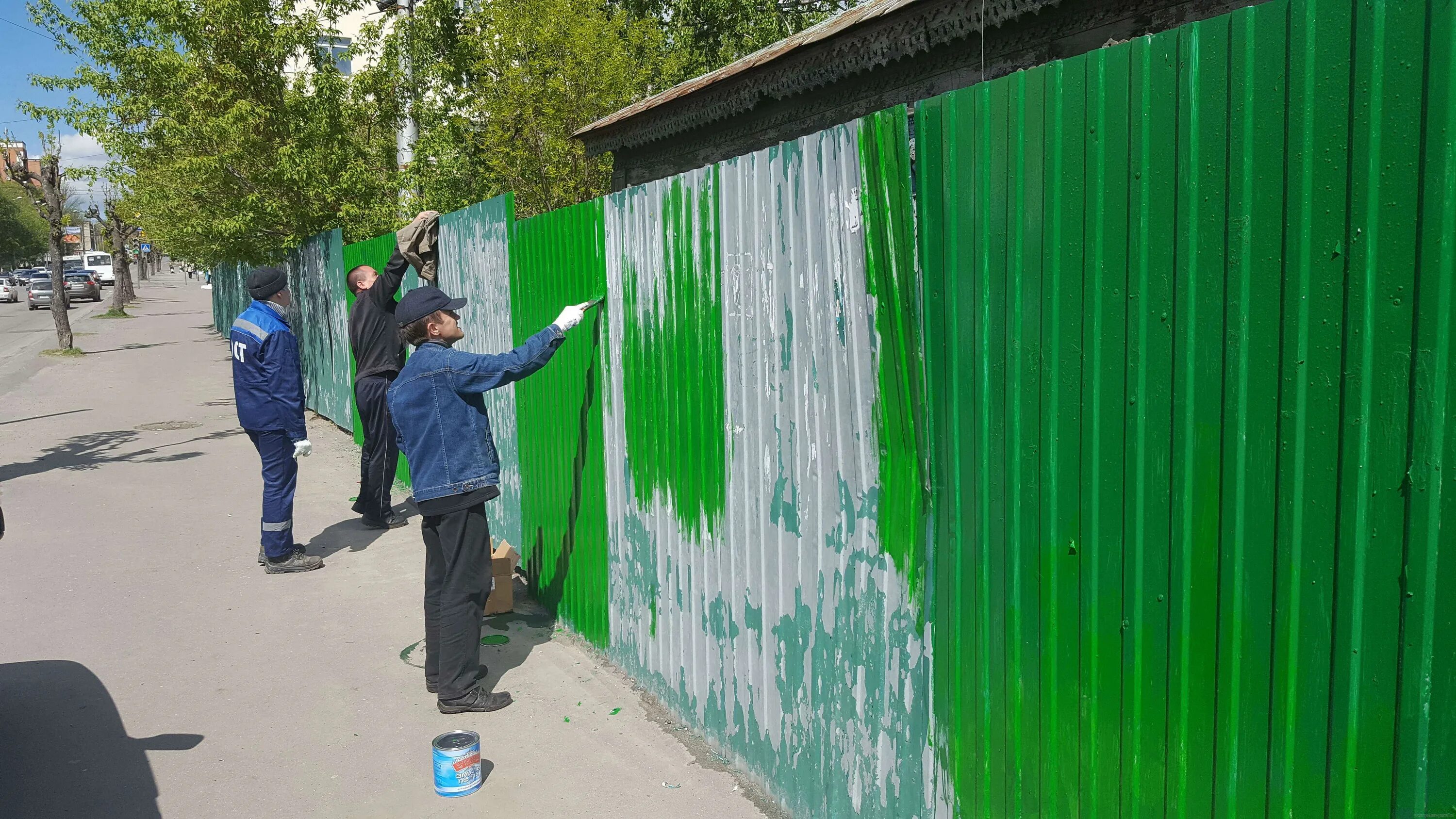 Разноцветный забор. Бетонный забор юзуфово. Идеи покраски забора. Почему заборы в городе это плохо. Морковки для забора.