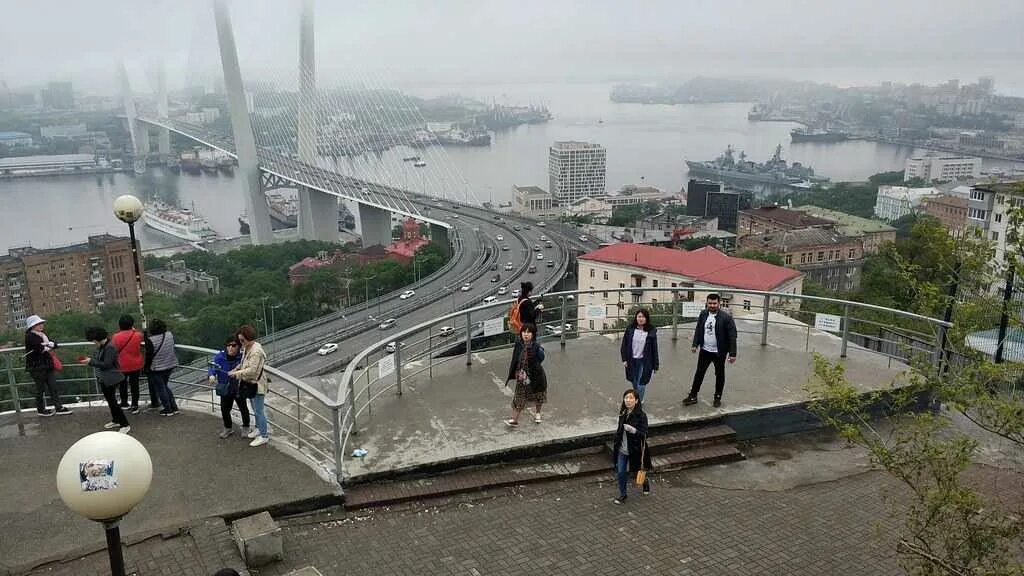 Смотровая площадка владивосток. Фуникулер Орлиное гнездо Владивосток. Видовая площадка Орлиное гнездо Владивосток. Владивосток сопка Орлиное гнездо фуникулер. Смотровая площадка Владивосток фуникулер.