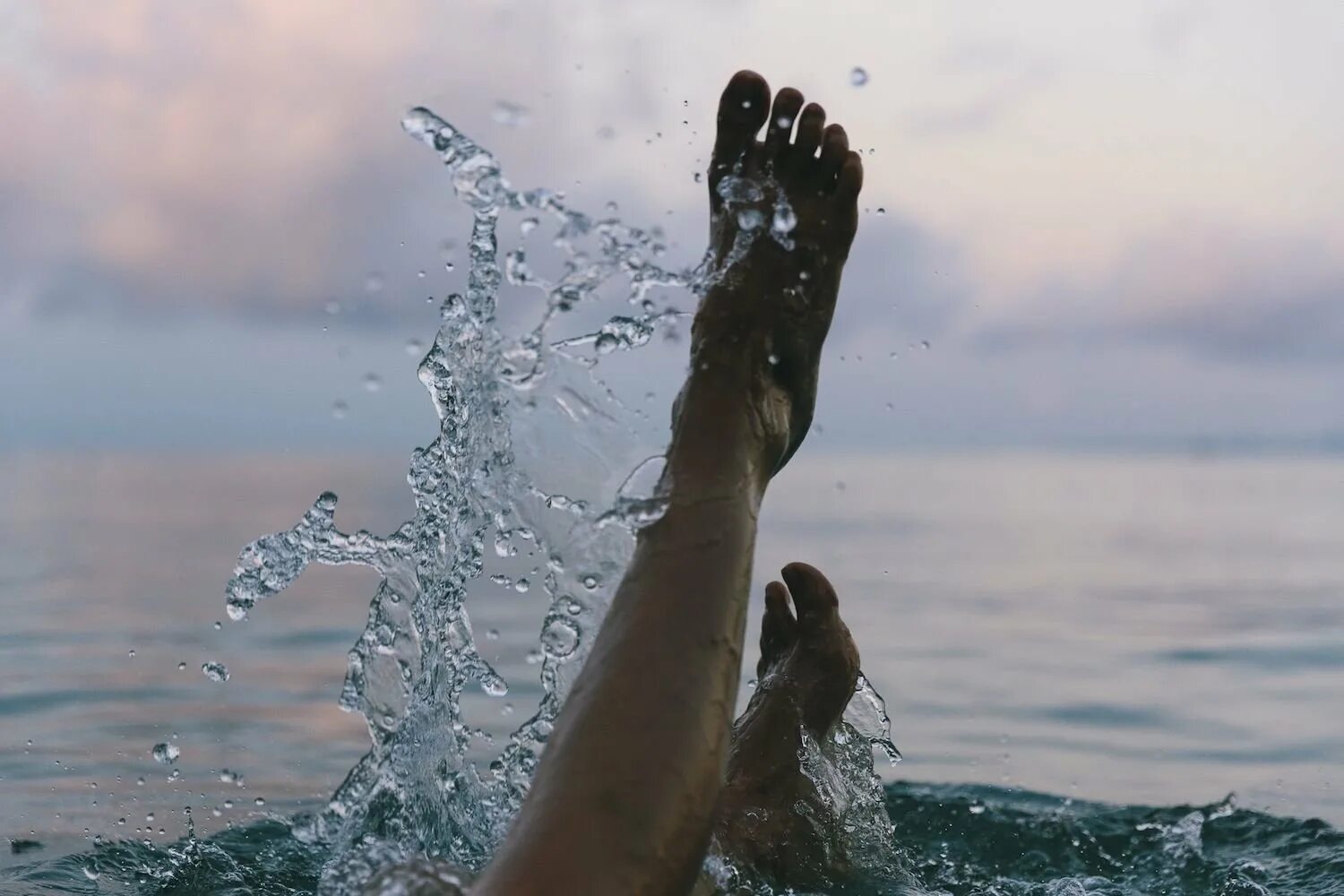 Дерево ногами в воде. Вода Эстетика. Ноги в море Эстетика. Морская магия Эстетика. Любовь в воде.