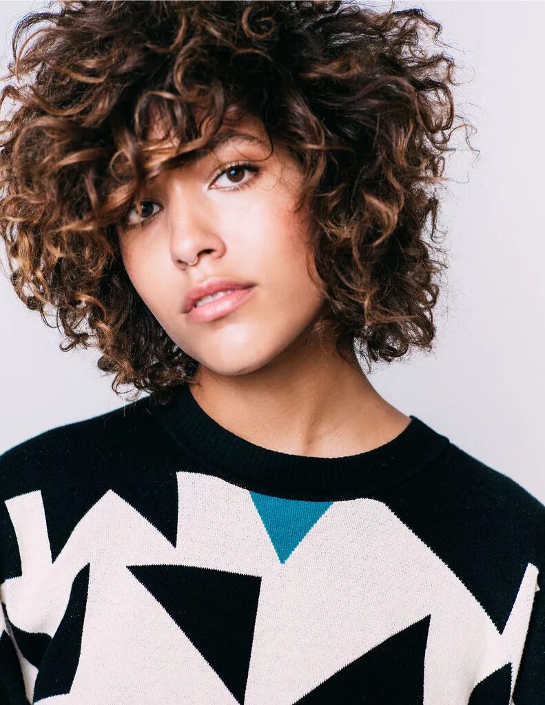 прическа шег на кудрявых волосах. керли шег. каскад шегги. стрижка шегги на кудрявые волосы. стрижка шегги на кудрявые волосы.