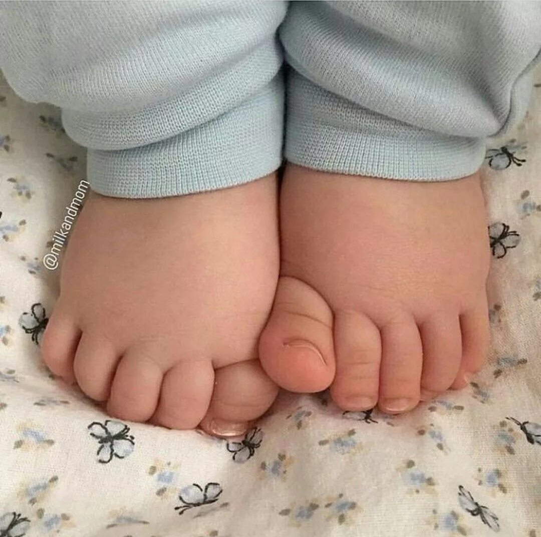 Стопа малыша. Ножки младенца. Ступни младенца. Маленькие ножки.