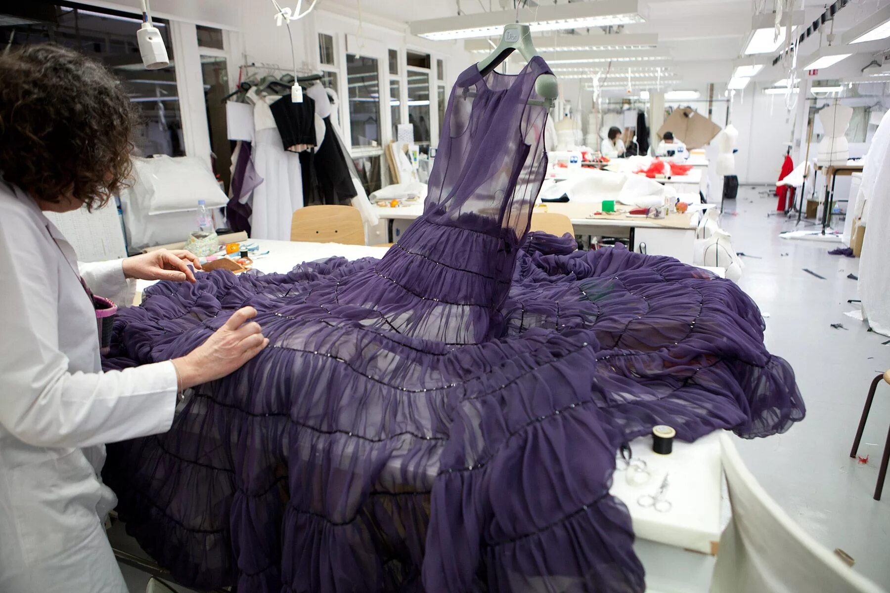 Кристиан диор ателье. Atelier Haute Couture Dior. Дизайнер одежды. Пошив дизайнерской одежды.