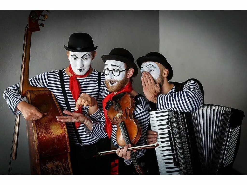 Исполняют веселые песни. Трио «les cornichons». Веселые музыканты. Музыканты на праздник. Французский Мим.
