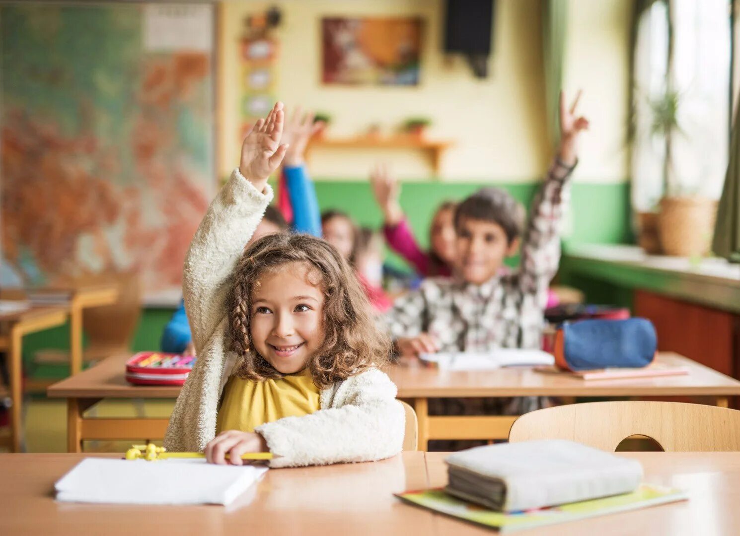 We can in class. Дети в школе. Счастливый ученик. Радостный ученик. Счастливые дети в школе.