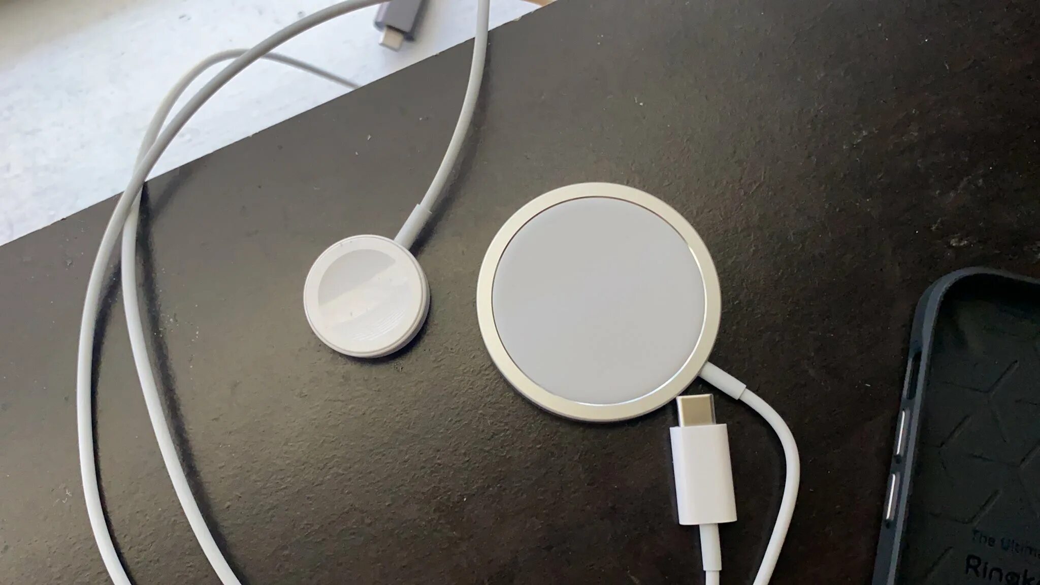 Magsafe на айфон 13. Беспроводная зарядка Apple MAGSAFE. MAGSAFE iphone 12. Apple зарядка беспроводная зарядка MAGSAFE. Зарядка магсейф для iphone 12.