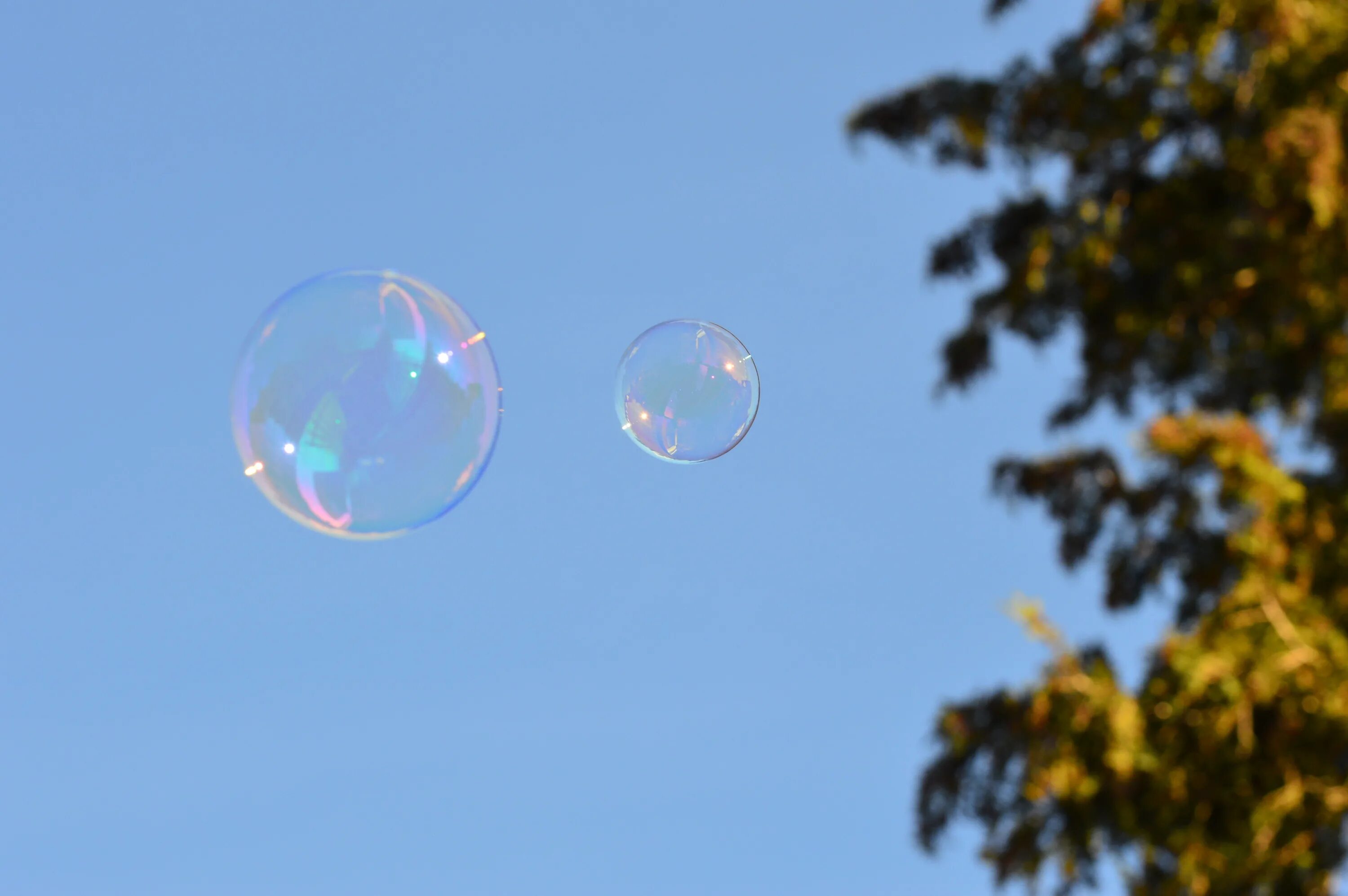 Почему мыльные пузыри получаются. Мыльные пузыри. Цветные мыльные пузыри. Мыльные пузыри в небе. Мыльные пузыри в воздухе.