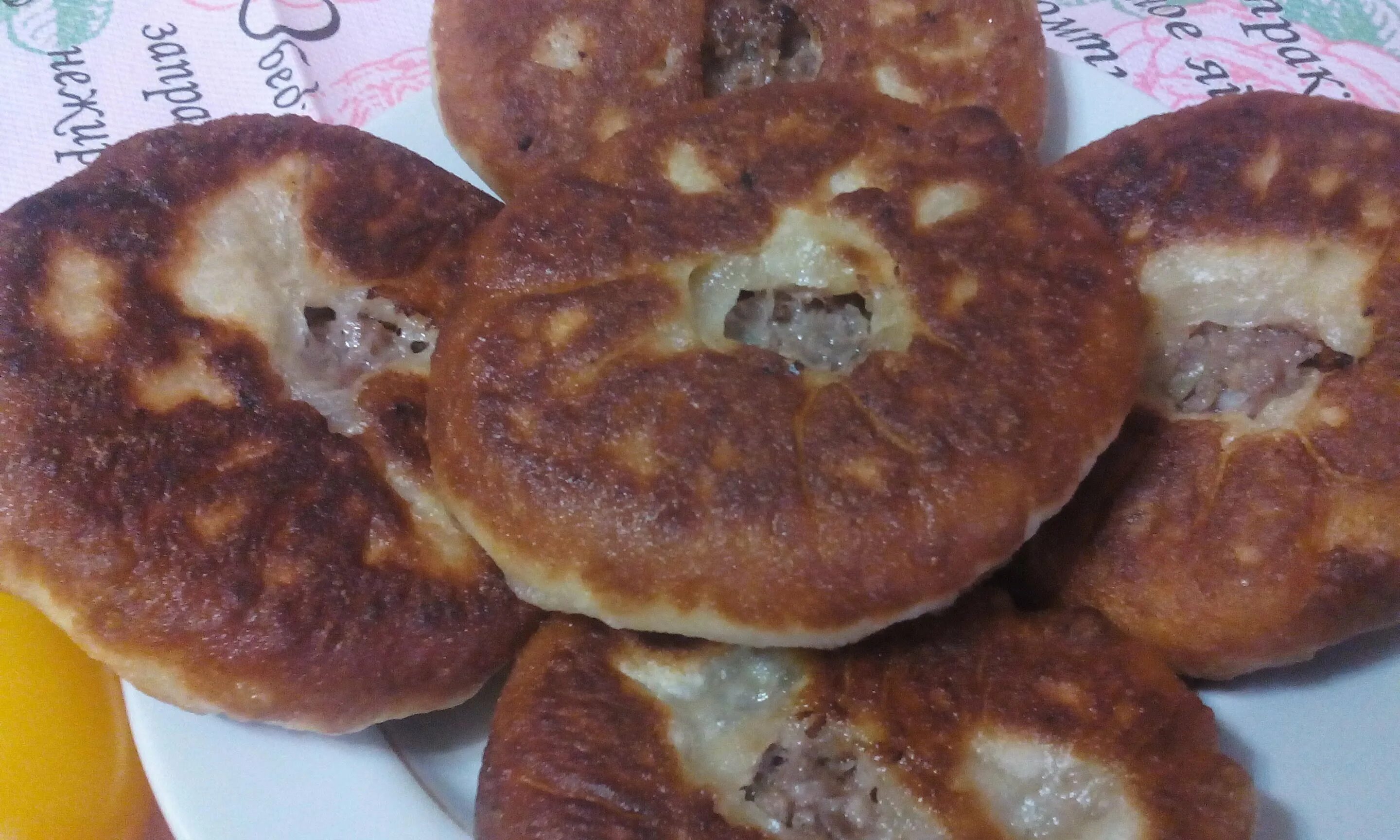Пирожки беляши. Татарская кухня перемячи. Перемяч татарский. Вкусные беляши с мясом жареные. Ленивые пышные беляши с луком на сковороде.
