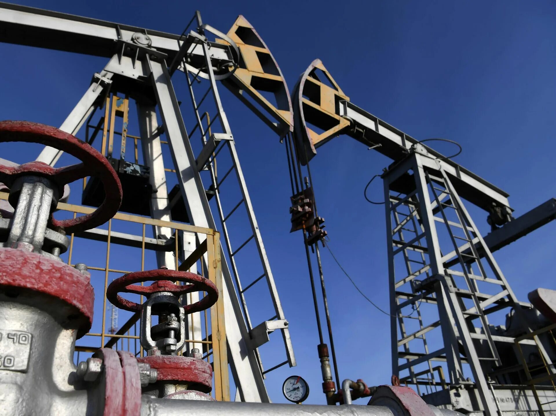Дополнительная добыча нефти. Нефть. нефтяная промышленность. добыча нефти. нефтедобывающая отрасль.
