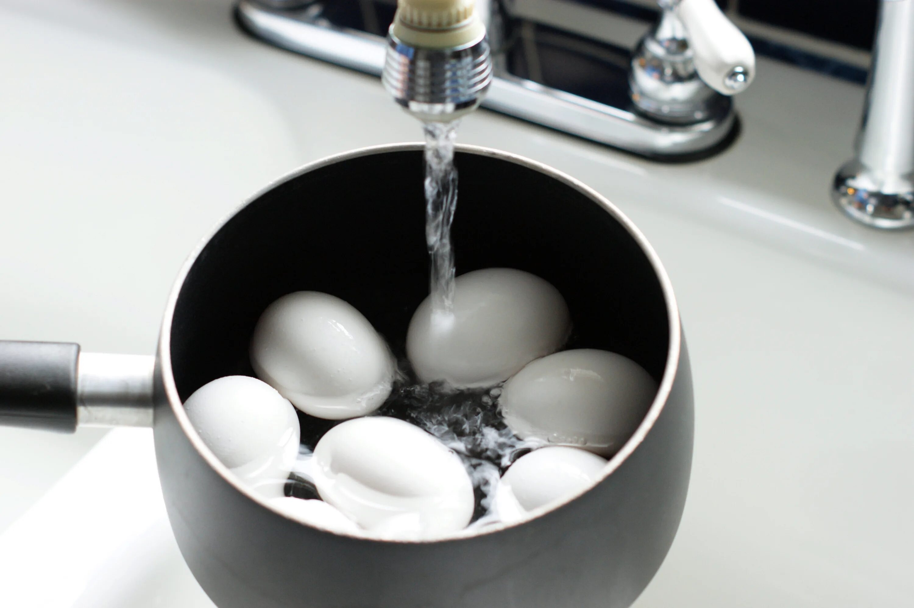 Add the egg. Boiling eggs. қайнатилган тухум. how to boil an egg. boil egg with caviar.
