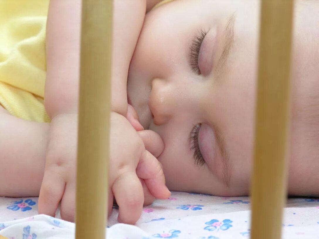 6 месяцев часто просыпается ночью. Ребенок в кроватке. Спящие малыши. Спящий малыш в кроватке.
