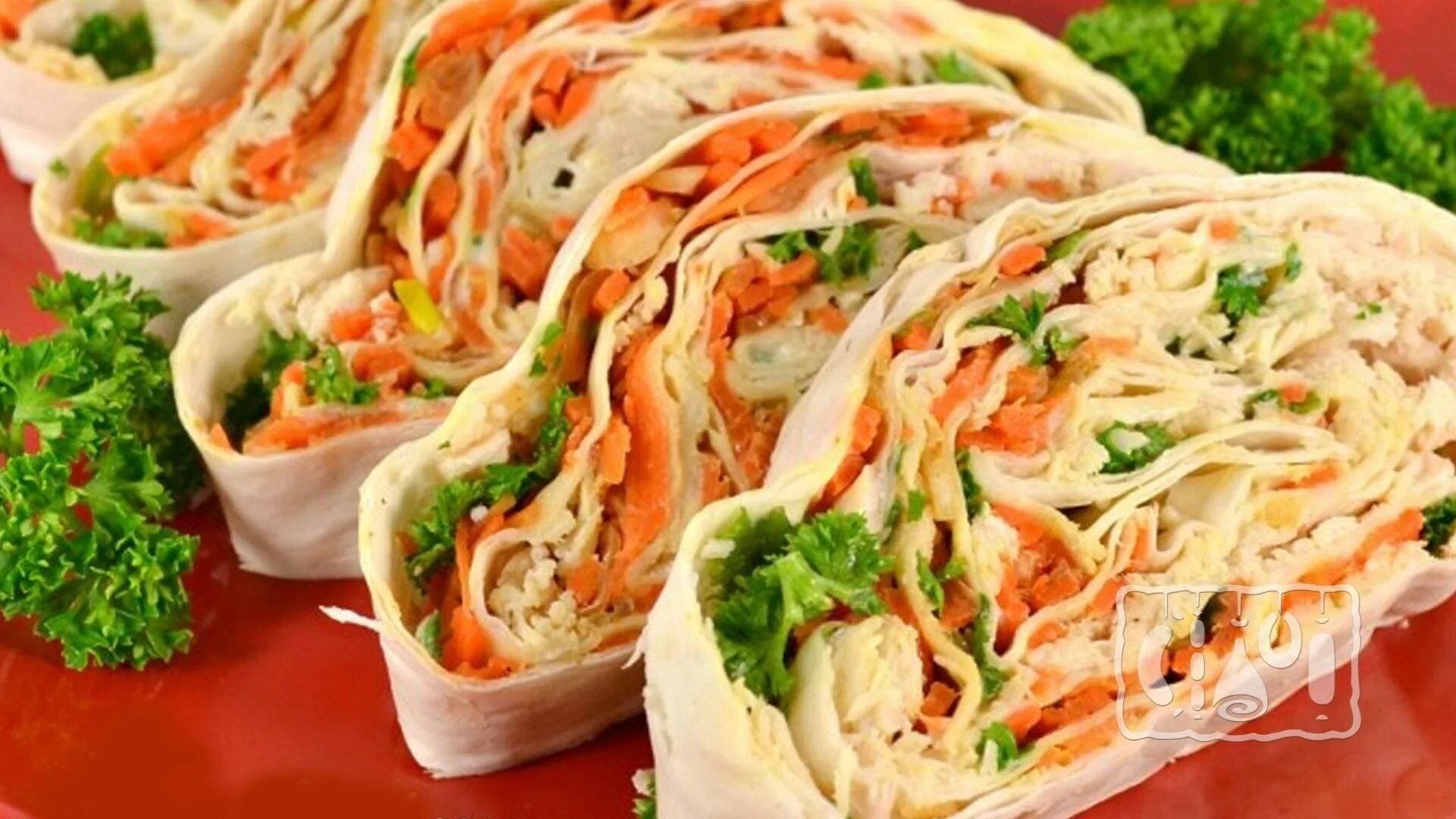 Закуска рулет из лаваша. Рулет с крабовыми палочками и корейской морковкой. Рулет из лаваша с морковчей. Рулетики из лаваша с корейской морковкой. Рулет с корейской морковкой в лаваше.