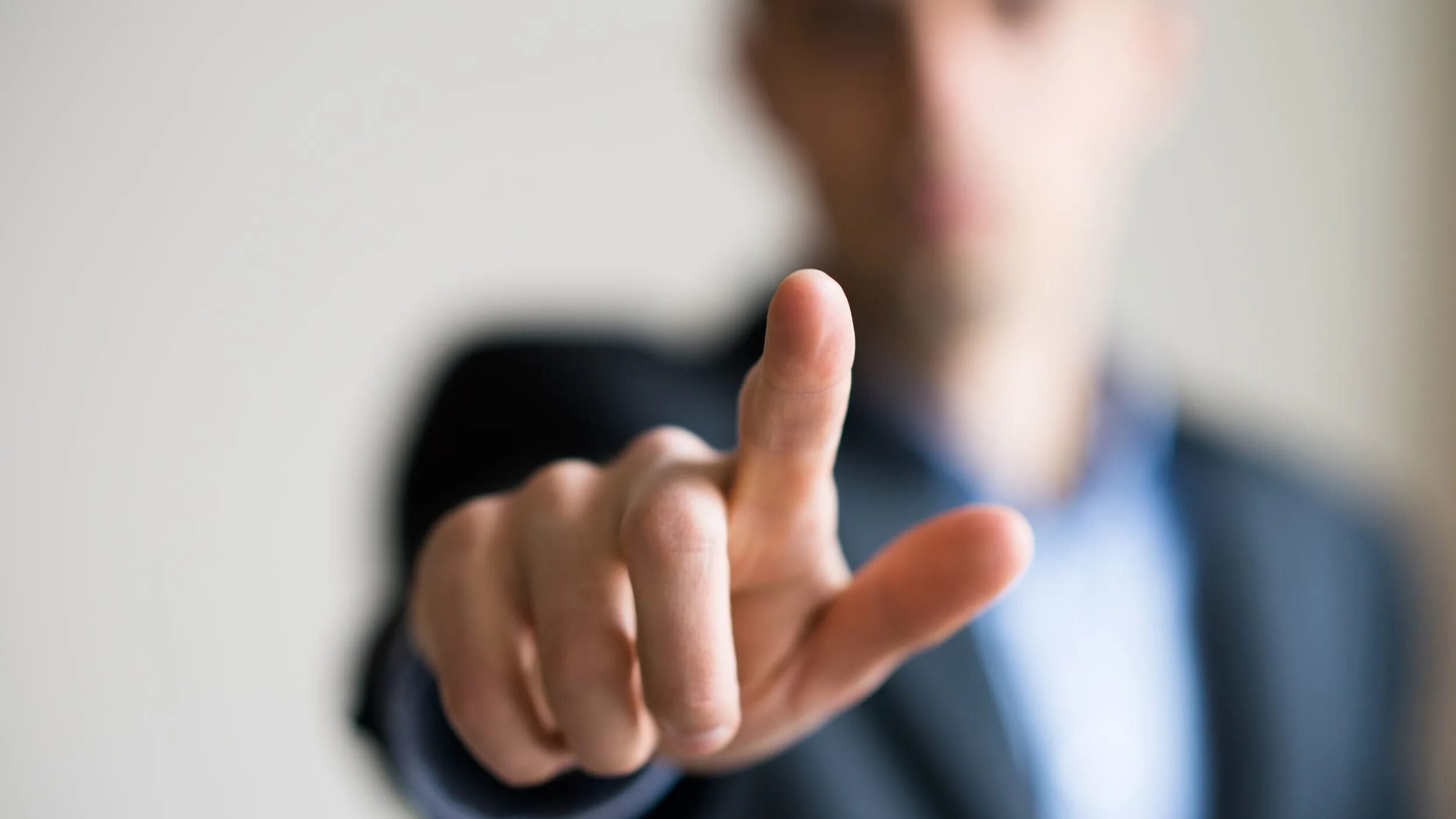 показывание пальцем на человека. нельзя показывать на людей пальцем. не надо тыкать в меня пальцем если я вам не нравлюсь. нельзя показывать на людей пальцем. нельзя показывать на людей пальцем.