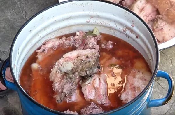 Замариновать свинину для горячего копчения. Мариновка сала для горячего копчения. маринад для копчения сала. маринад для сала горячего копчения. мариновка мяса для копчения.