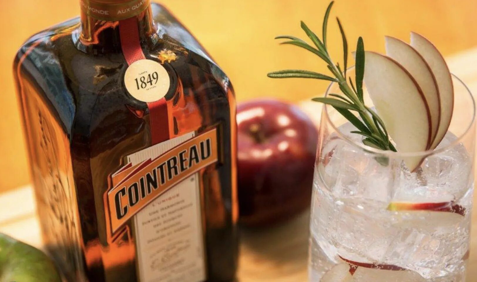 Апельсиновый ликер Cointreau. Купнтро ликер апельсин. Цитрусовый ликер Куантро. Бейлиз Калуа и Куантро. Самбука из чего делают