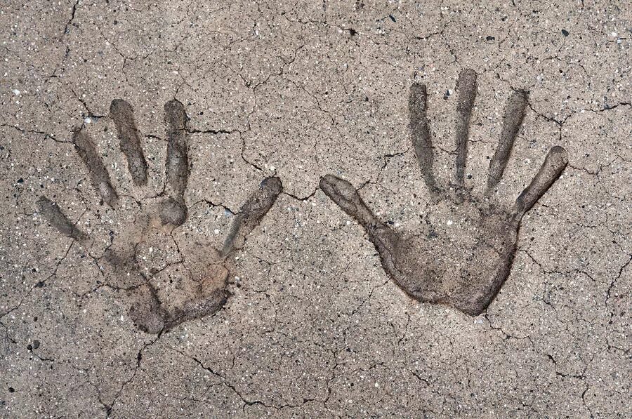 Рука в древности. Отпечаток на бетоне. Отпечаток руки в бетоне. Отпечаток руки на цементе. Отпечаток ладони на бетоне.