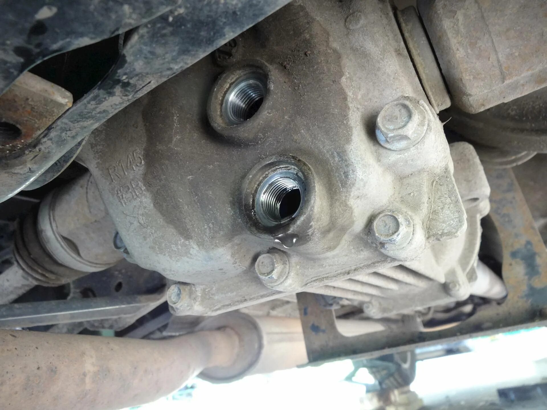 замена масла трансмиссии рено дастер. замена масла трансмиссии рено дастер. замена масла в раздатке рено дастер 2. заливная пробка коробки передач renault duster 1. Renault duster масло в редуктор.