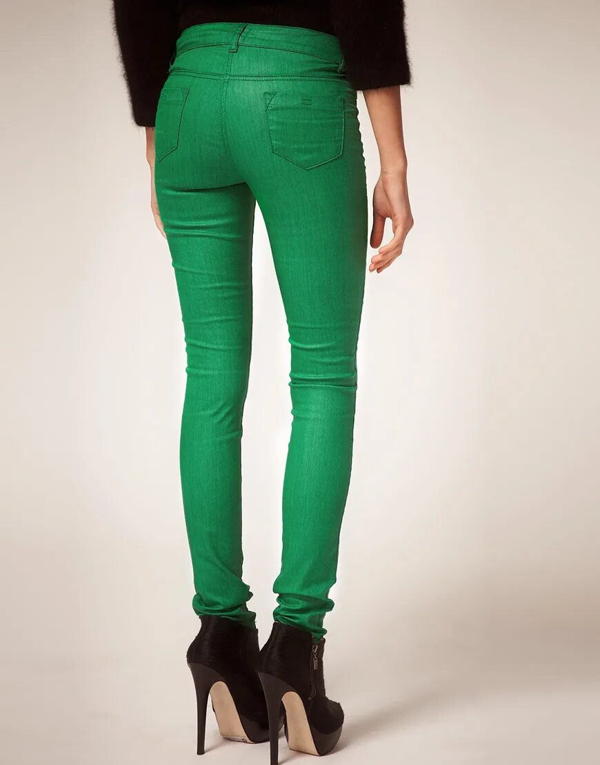 Джинса зеленая купить. Салатовые джинсы женские. Зелёные джинсы женские. Облегающие джинсы зеленые. Темно зеленые джинсы.