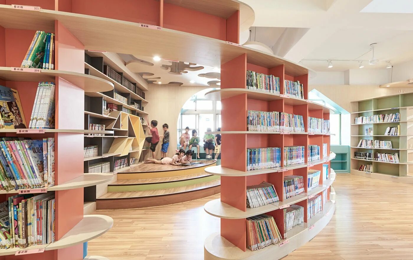 Библиотека образовательный центр. Дизайн школьной библиотеки. Библиотека мебель. Дизайн библиотеки деревья. Библиотечная мебель для школьных библиотек.