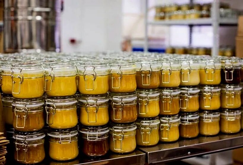 Фасовка меда. Хранение меда. Мед в пластиковой Таре. Магазин продуктов пчеловодства