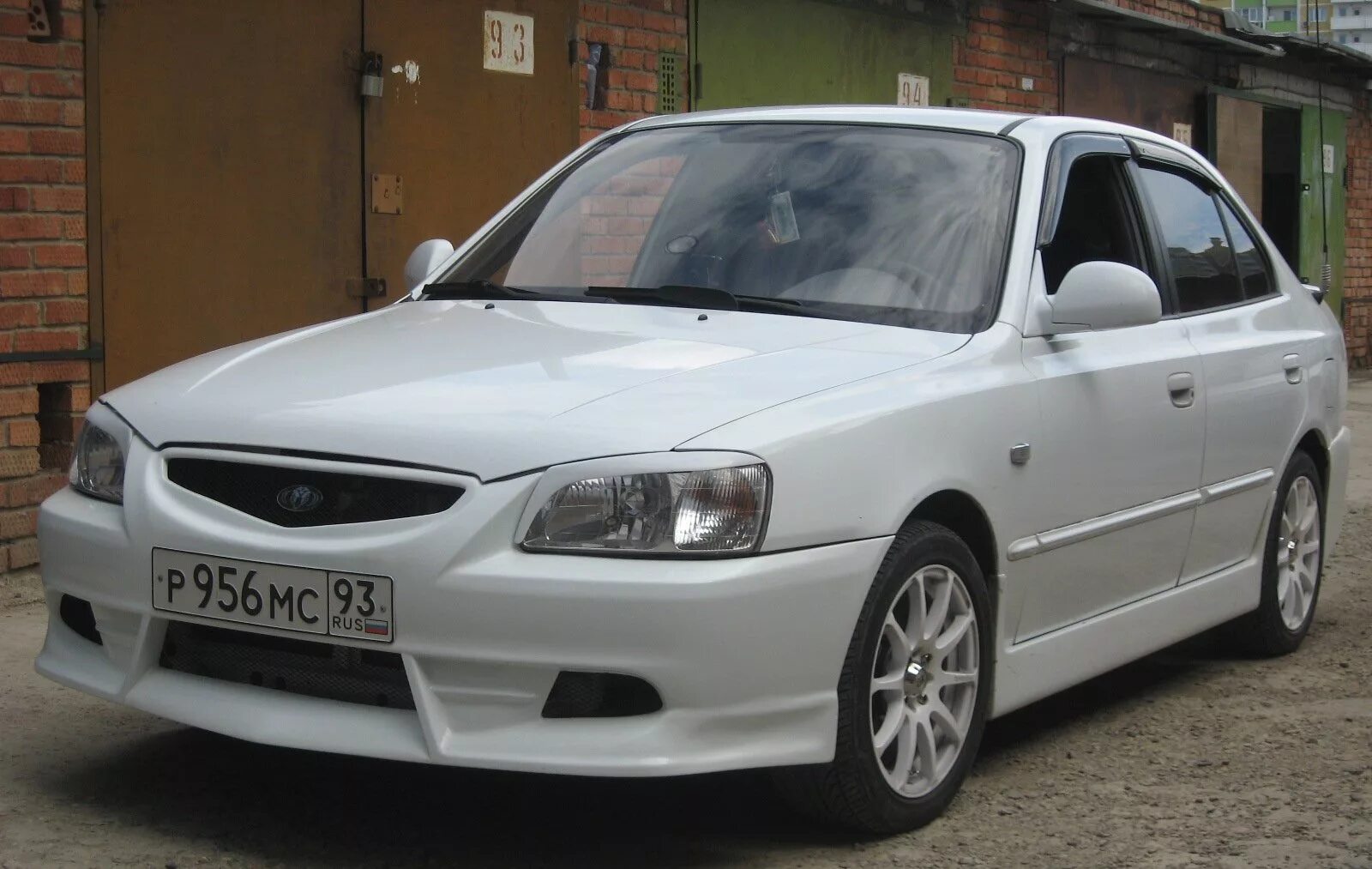 Hyundai Accent обвес. Хендай акцент ТАГАЗ белый. Белый Хендай акцент 2008. Hyundai Accent 2006 Tuning.