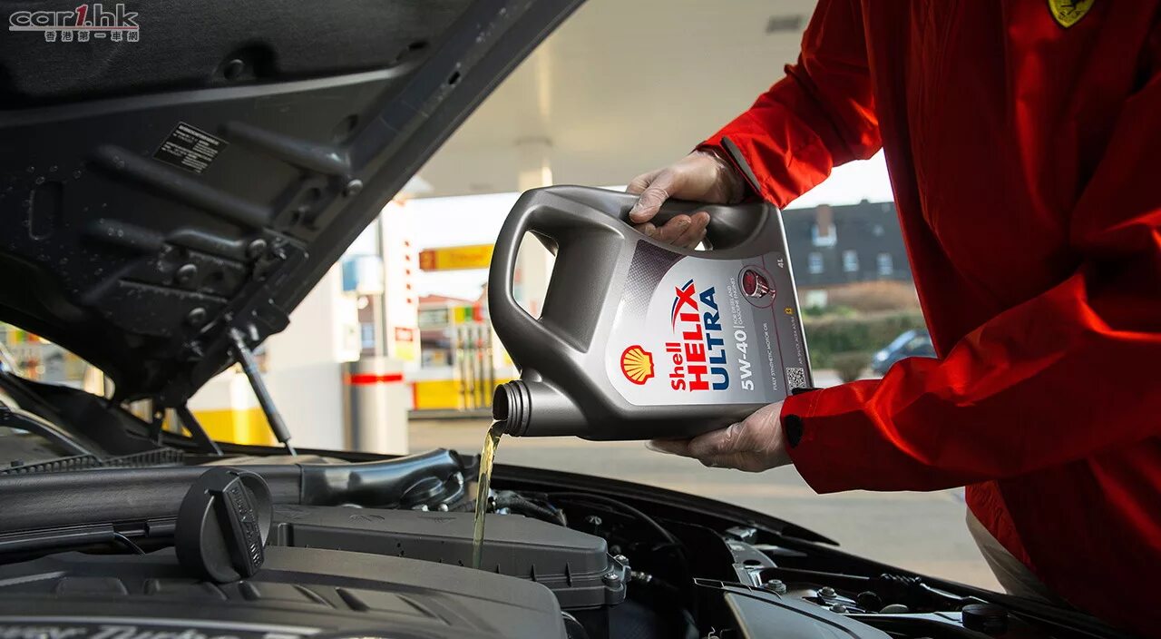 Автомобиль ест масло. Shell Helix Motor Oils. Моторные масла много. Замена масла. Брызги моторного масла.