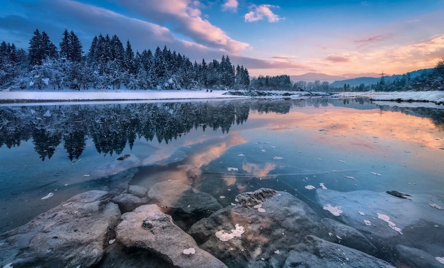 Зимнее озеро. Замерзшее озеро в лесу. Холодный пейзаж. Замерзшее озеро пейзаж. Лед на реках и озерах
