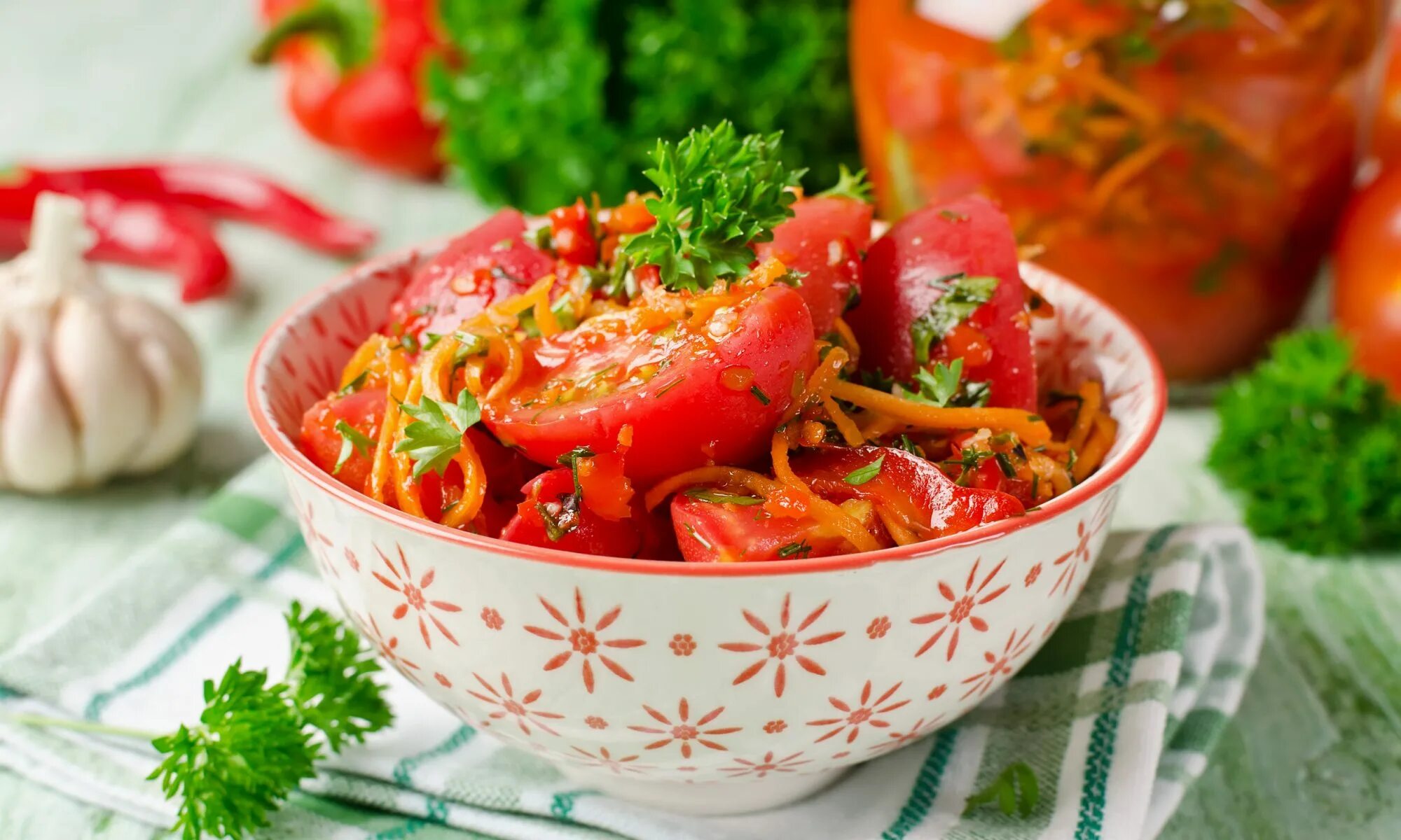 корейские помидоры. помидор с корейской морковкой. томаты по-корейски. рецепт помидор с корейской морковкой. помидоры по корейски с кинзой.