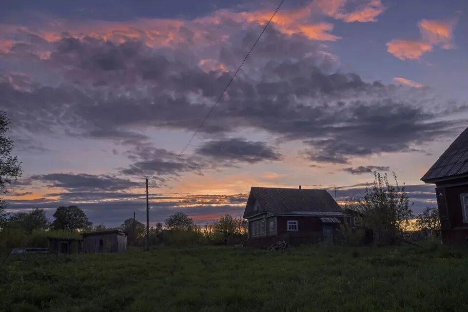 Саша летом отдыхал в деревне масловка. Вечер в деревне. Село вечером летом. Весенний вечер в деревне. Вечер в деревне летом.