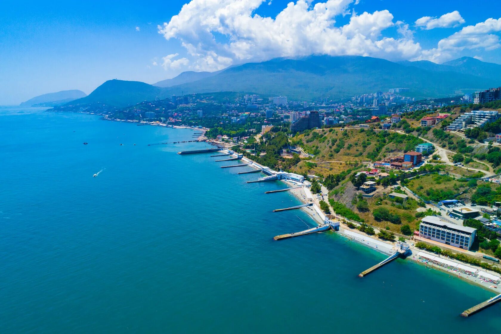 Алушта фото. Алушта фото 2022. Алушта 2022 современная. Набережная на 2 июня 2022 Алушта. Алушта отдых 2022.