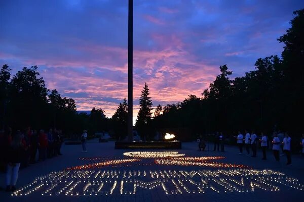 Рассвет 22 июня. Вечный огонь Нижний Новгород. Вечный огонь Дзержинск. Свеча памяти 2022 Нижний Новгород. Огненная картина на 22 июня.