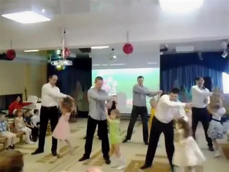 Видео танец папы