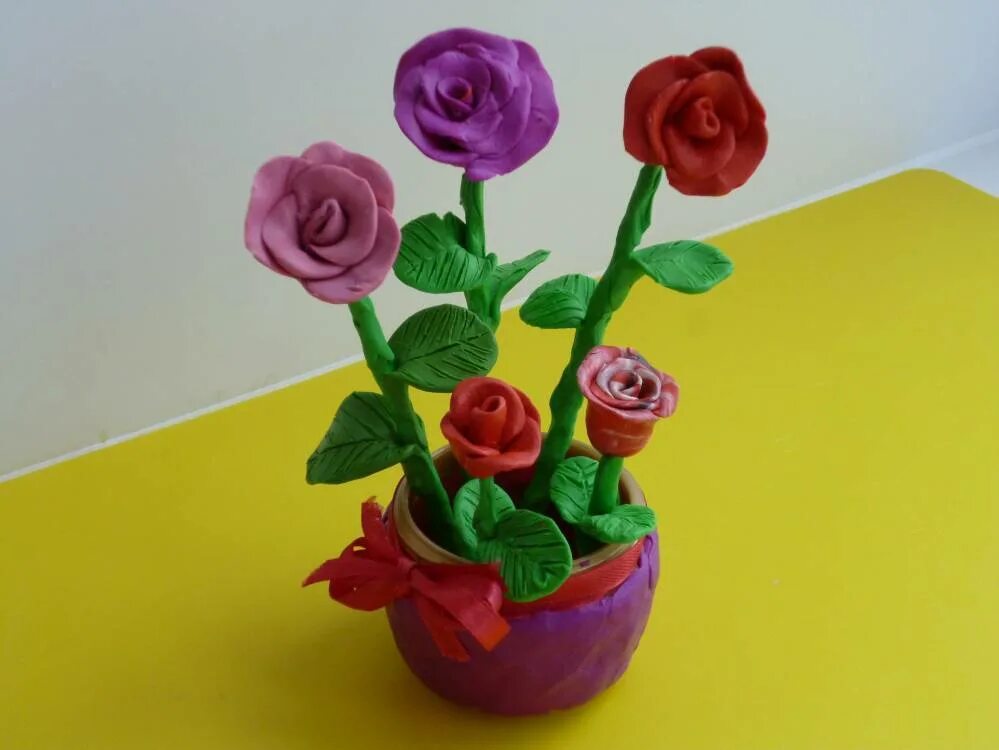 Лепка ваза с цветами. Ваза с цветами из пластилина. Ваза с цветами пластилин. Аппликация. Ваза с цветами пластилин.