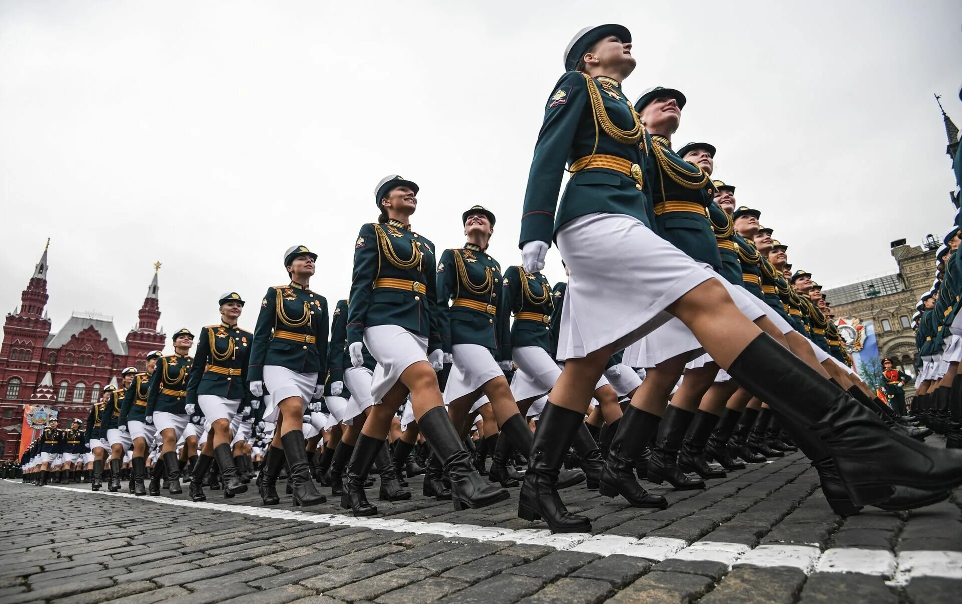 Женщины на параде. Военный парад. Женщины на параде Победы. Девочка на параде Победы. Читать парад