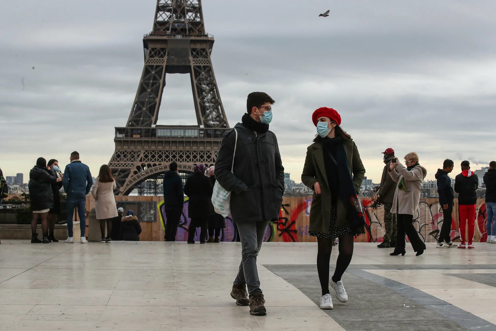 Как видели себя французы. Covid-19 Франция. Париж люди. Люди на улицах Парижа. Французы в Париже.