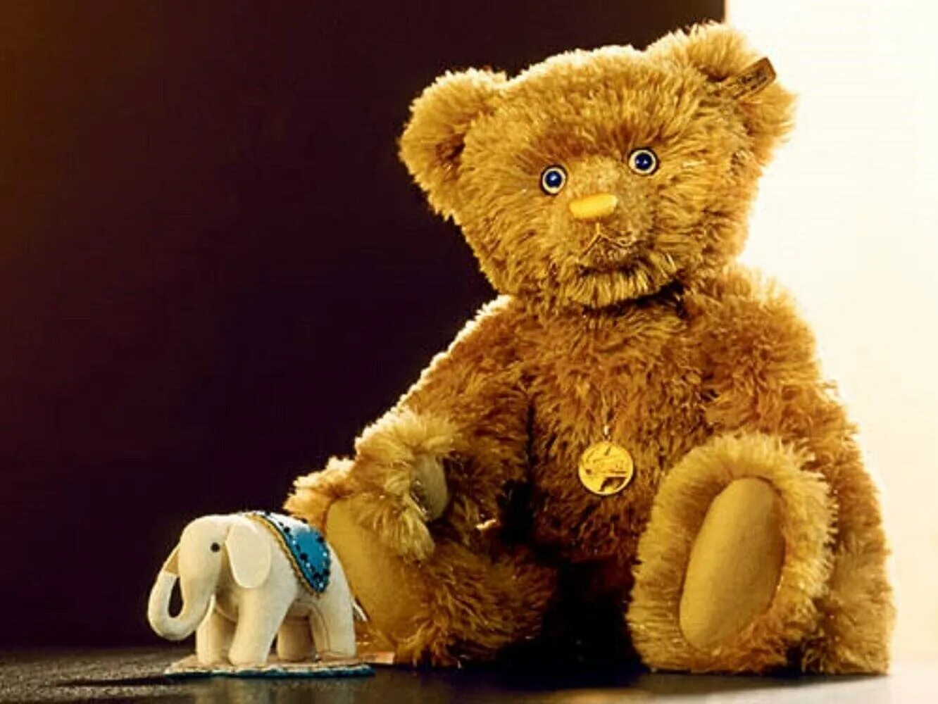 Дорогие игрушки купить. Плюшевый медведь Steiff Teddy Bear. Плюшевый медведь Steiff Louis Vuitton. Дорогие мягкие игрушки.