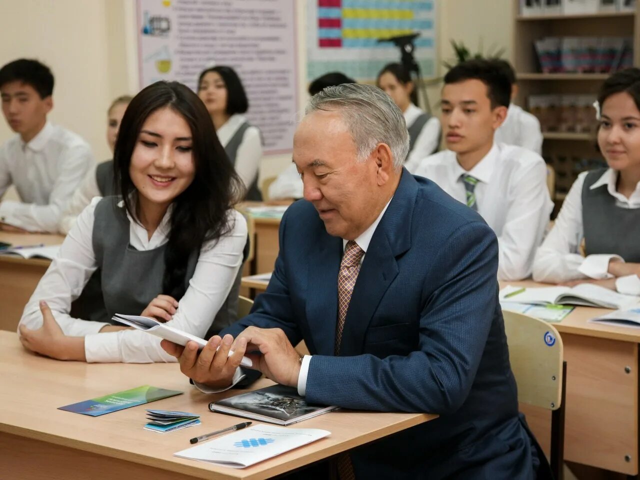 Білім беру және ғылым. Университет Казахстана Нурсултан Назарбаев. Русские школы в Казахстане. Учителя Казахстана. Казахские школьники.