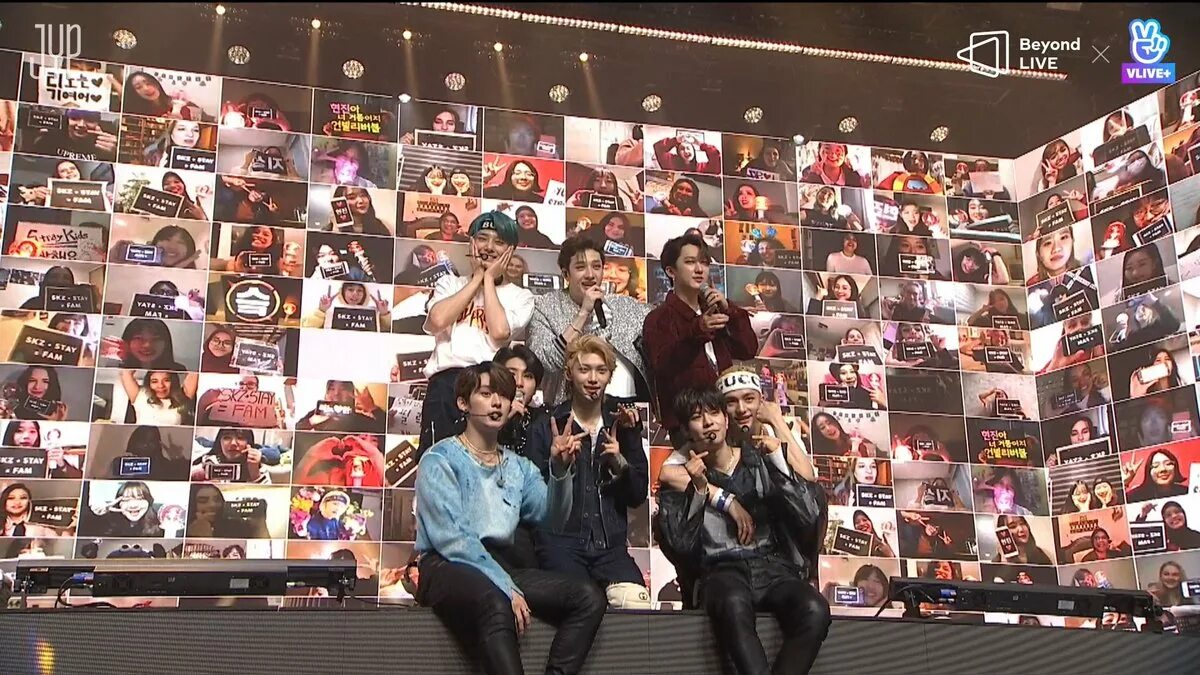 Go live in life. Go live in life stray kids. концерт stray kids в дубае. skz go live фотосессия. stray kids fam.