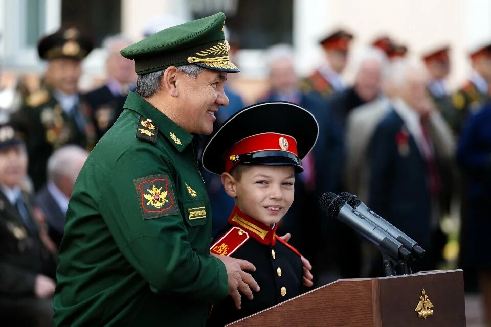 Минобороны офицеры. Шойгу и суворовцы. Шайгуманов министр обороны молодой. Дети Шойгу министра обороны.