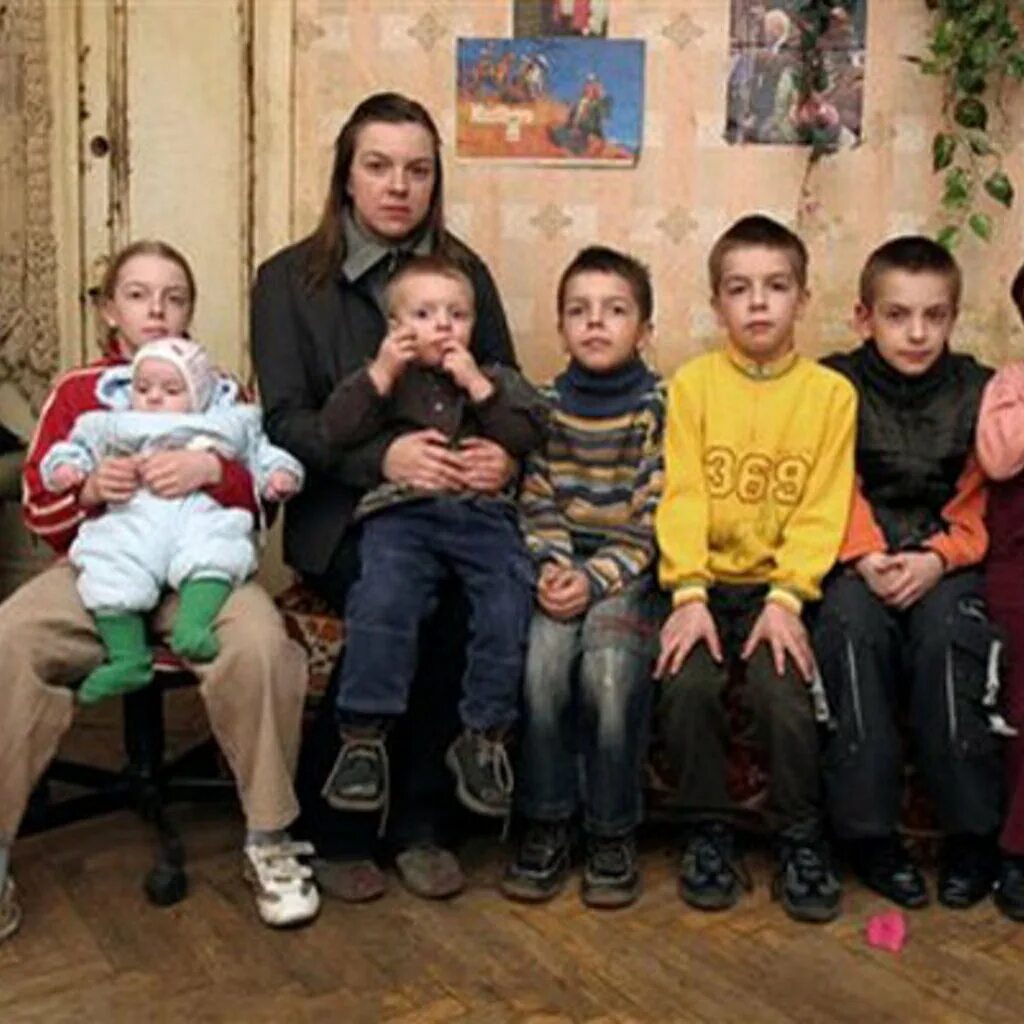 Многодетная семья сколько детей в 2024 году. Многодетная семья в России. Бедная семья. Малообеспеченная семья. Нищие многодетные.