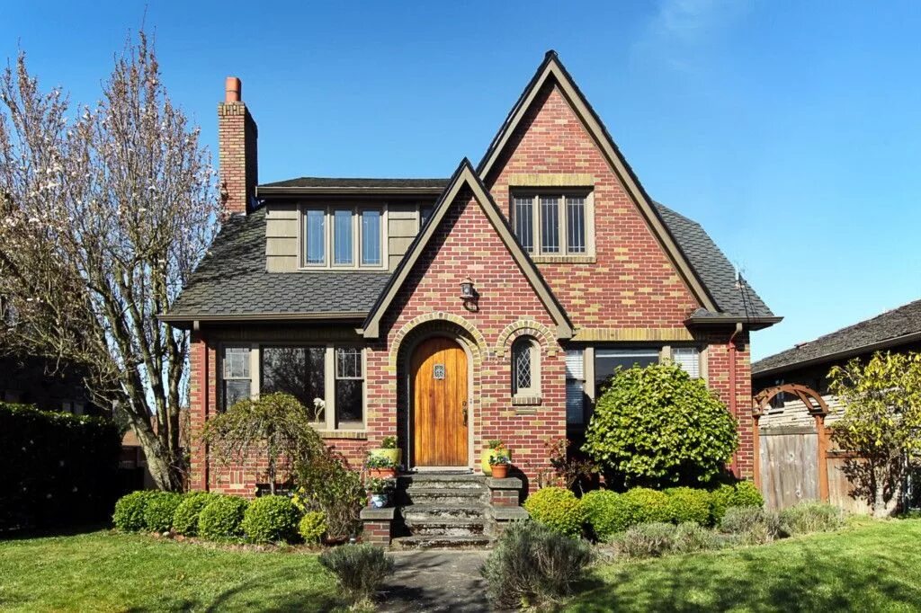 Стиль нео-тюдор. Edwardian style house. Стиль тюдор (tudor revival cottage). Строить дом на английском. Строить дом на английском.