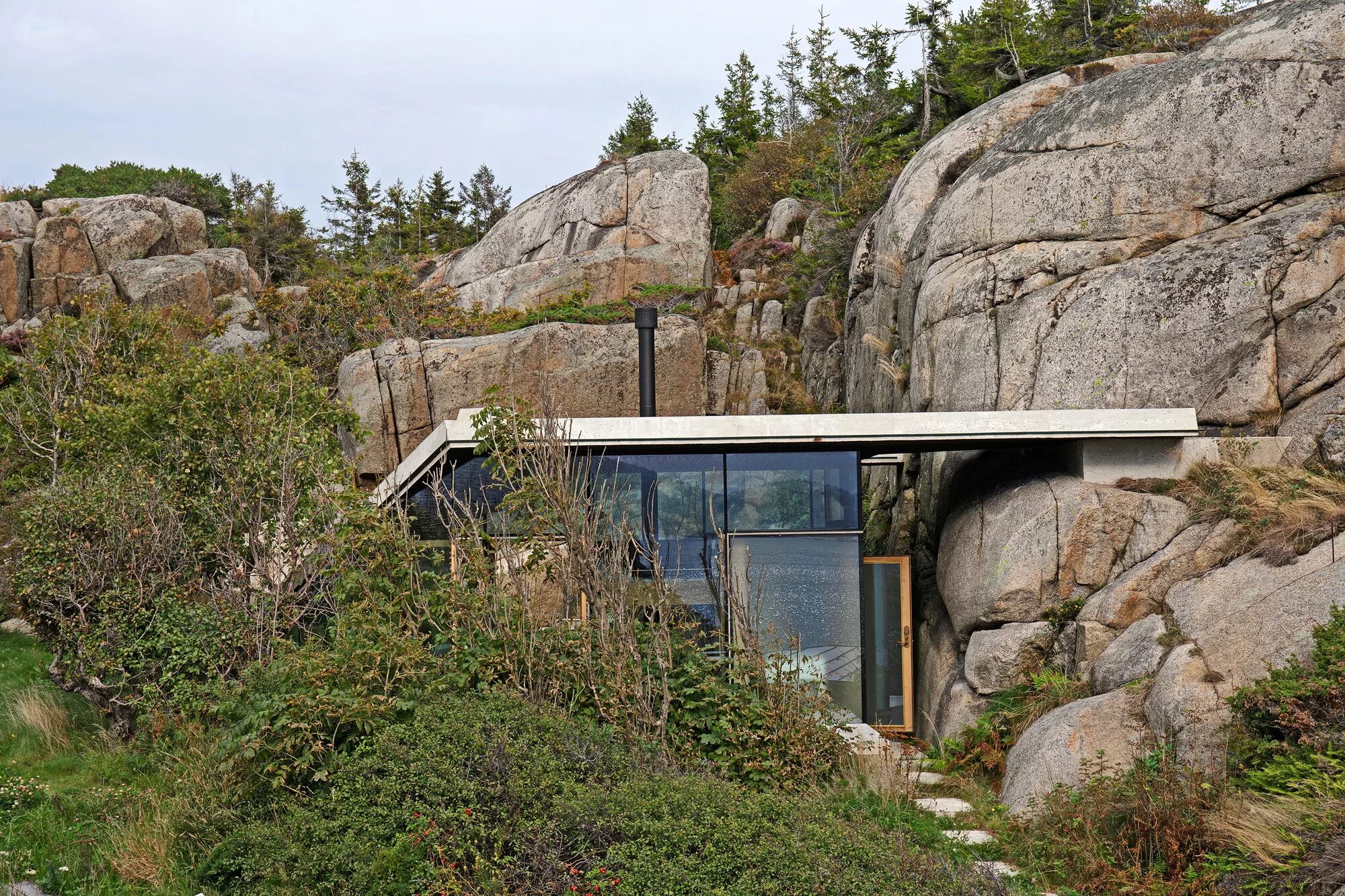 Современные скалы. Дом у скалы, Норвегия.«Lund Hagem»,. Дом на скале Висконсин США. Дом в скале Норвегия. Спринг Грин дом на скале.